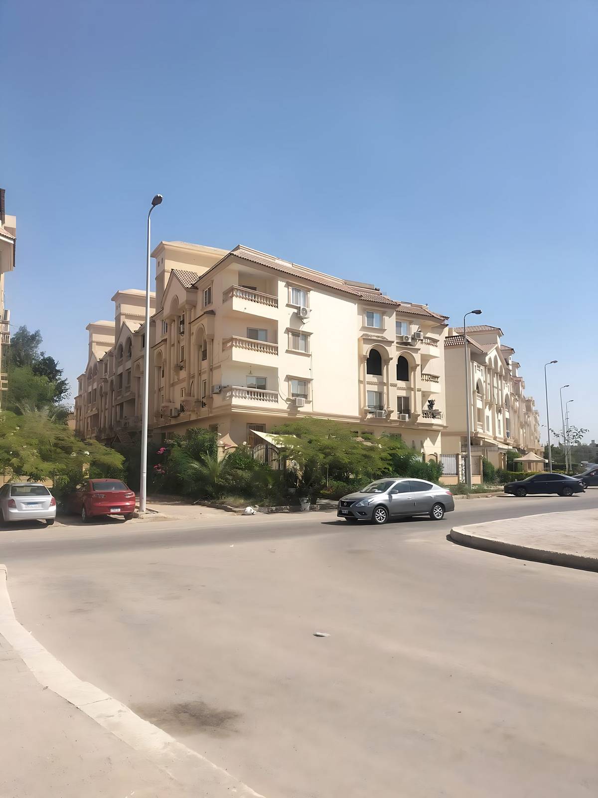 شقة للبيع – رويال جاردنز ( الحي الثامن )– المجاورة الأولى –الشيخ زايد 