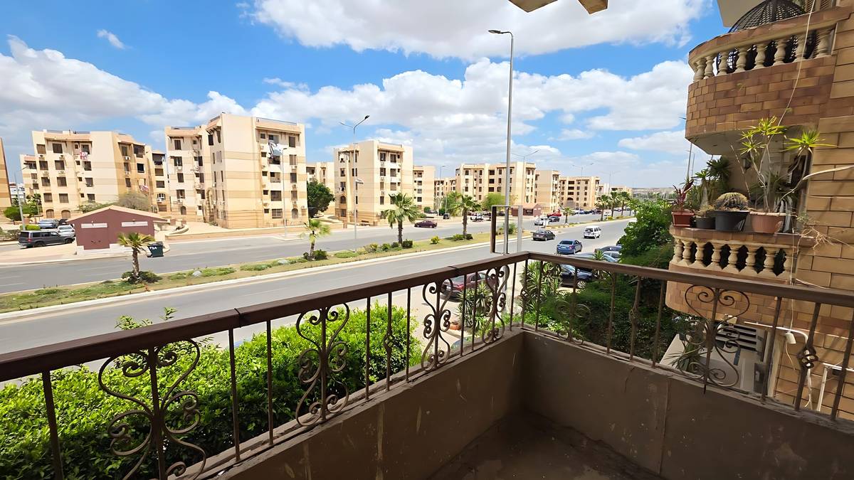 شقه للبيع في الحي السابع علي الشارع الرئيسي دقيقه واحدة من سعودي ماركت و ميدان الافق