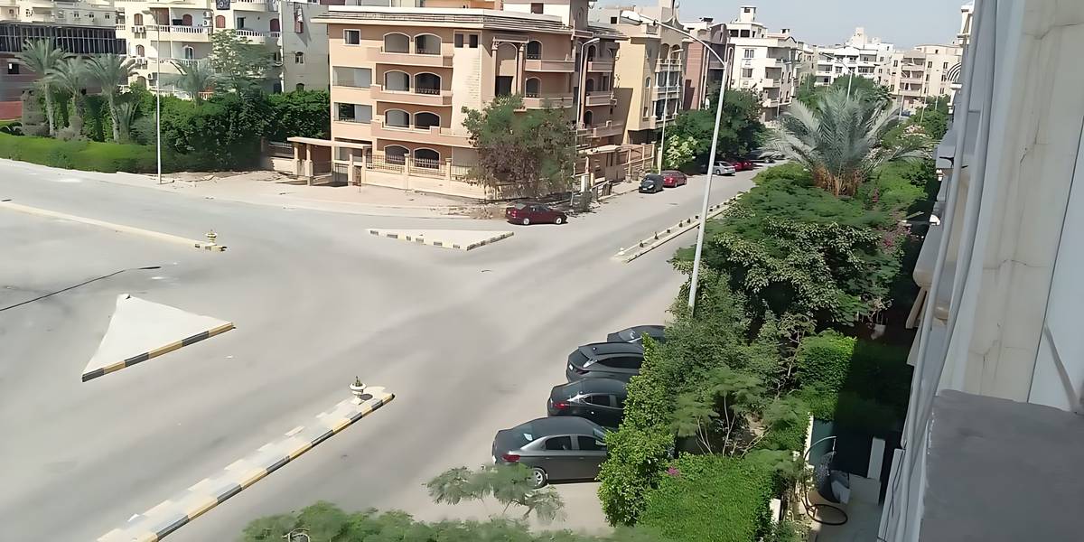 شقة للبيع في روضة المهندسين – الحي السابع – الشيخ زايد دور ثاني + روف خاص | نصف تشطيب | موقع حيوي بالقرب من الخدمات