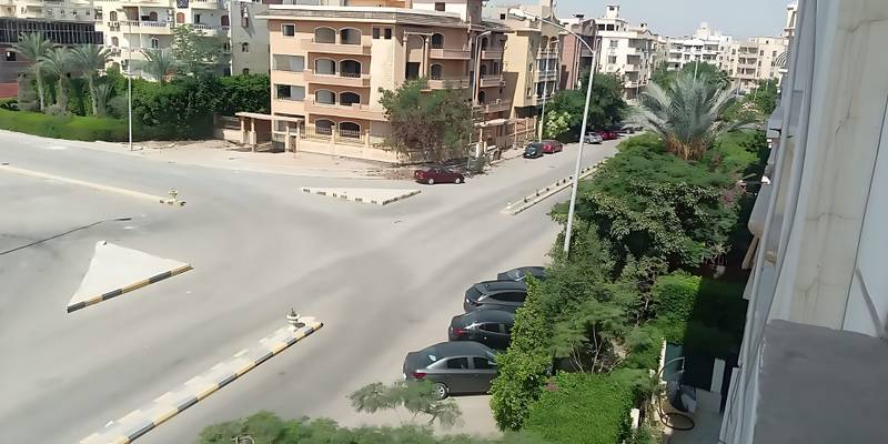 شقة للبيع في روضة المهندسين – الحي السابع – الشيخ زايد دور ثاني + روف خاص | نصف تشطيب | موقع حيوي بالقرب من الخدمات