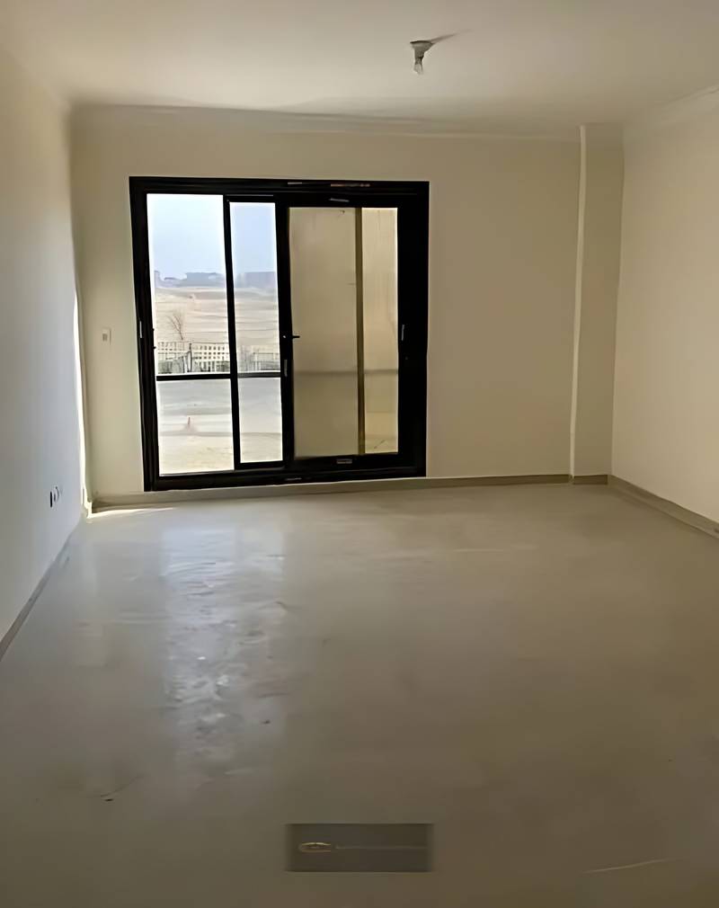 شقة فاخرة 130م دور أول بحري للإيجار في كمبوند بليس جيت موقع مميز جداً