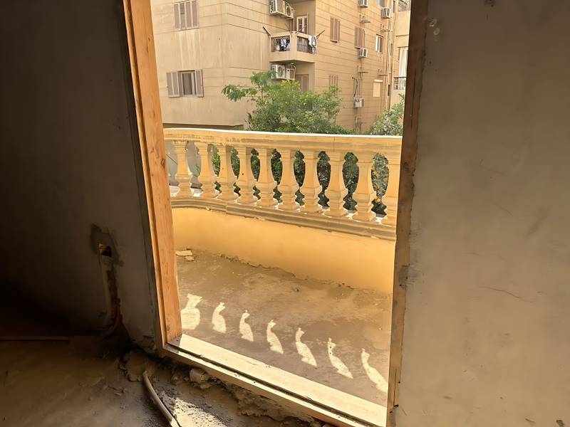 شقه للبيع نصف تشطيب السياحيه الرابعه ٢٧٠ 