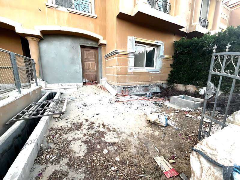 تاون هاوس دورين وروف بمساحه ارض ٥٠٠ متر و مباني ٣٥٠ متر  بموقع مميز في الكمبوند رويال ميدوز الشيخ زايد -بسعر 