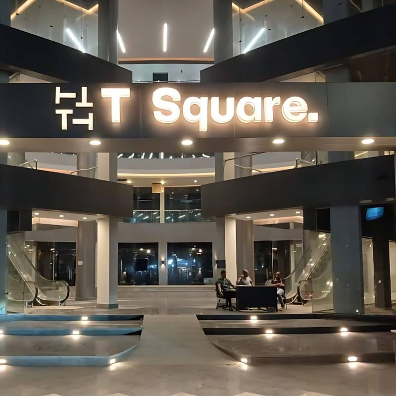 محل مميز للإيجار داخل T-Square Mall في الشيخ زايد.