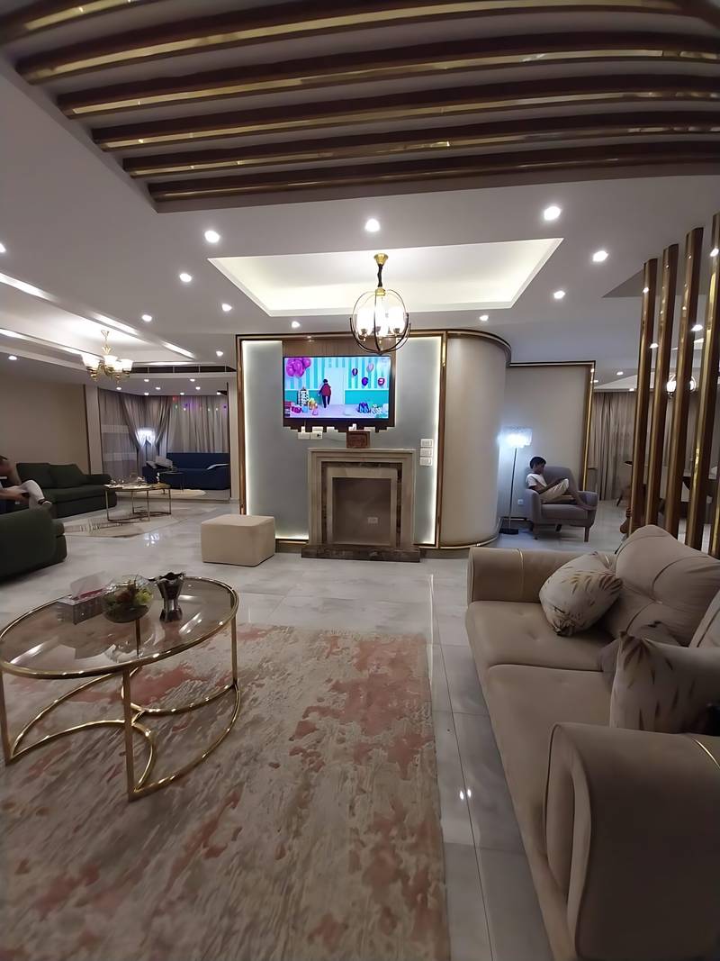 فيلا مستقلة  للبيع في كمبوند كليوباترا سكوير – الشيخ زايد شاملة الفرش والأجهزة | حمام سباحة خاص | تصميم إيطالي راقٍ